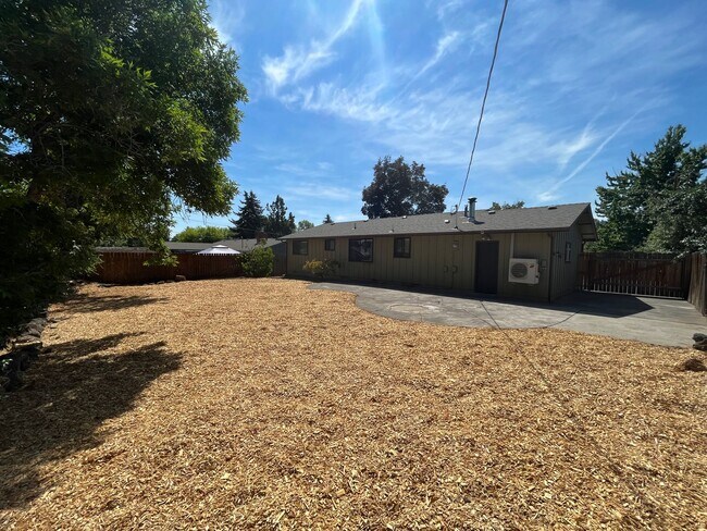 Building Photo - 1302 NE Dempsey Dr