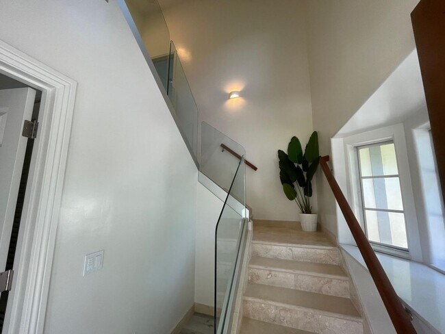 Building Photo - Modern & Gorgeous Private 2 BD / 1 BA Uppe...