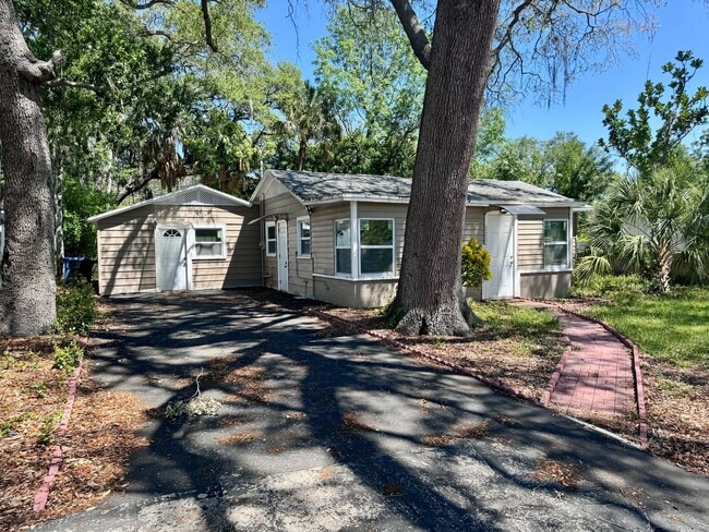 Primary Photo - Large, 4 bedroom/1 bath home Located in be...