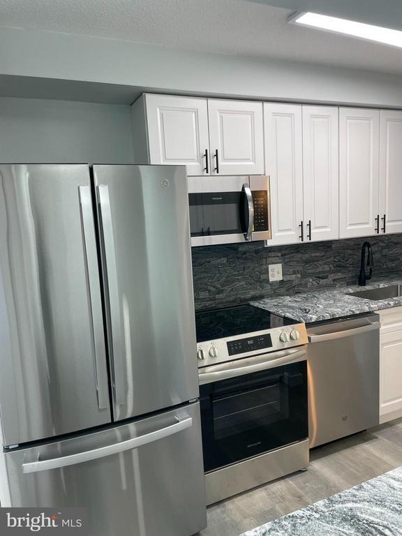 Building Photo - 2214 Deerfern Crescent