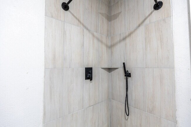 Building Photo - 426 W Woodlawn Ave