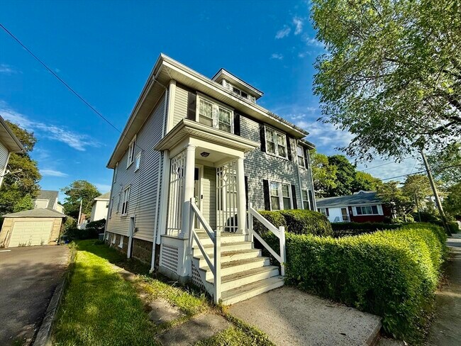 Building Photo - 107 E Elm Ave