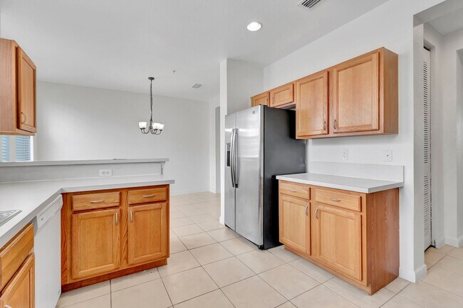 Building Photo - 4 BEDROOMS 3.5 BATHROOMS!! GATED COMMUNITY