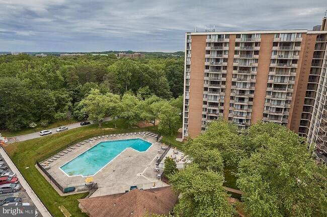 Building Photo - 6100 Westchester Park Dr