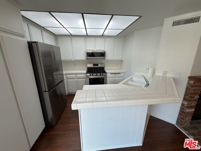 Building Photo - 9915 Variel Ave