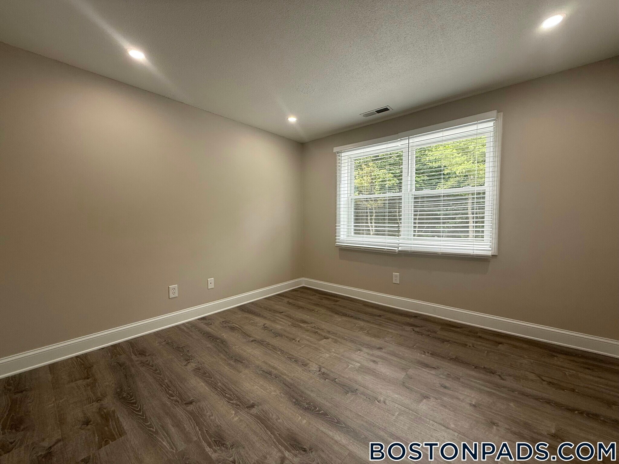 Building Photo - 27 Kenmar Dr