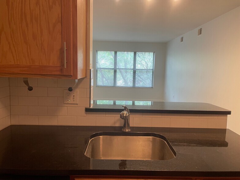 Building Photo - 935 Washington St