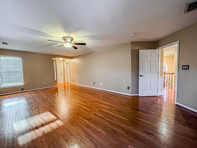 Building Photo - Stunning 4 Bedroom 3 Bathroom Brick Home W...