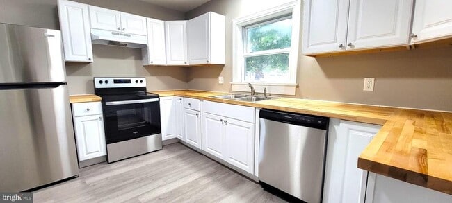 Building Photo - 104 Middleneck Ln