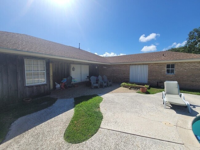 Building Photo - 2626 Beluche Dr