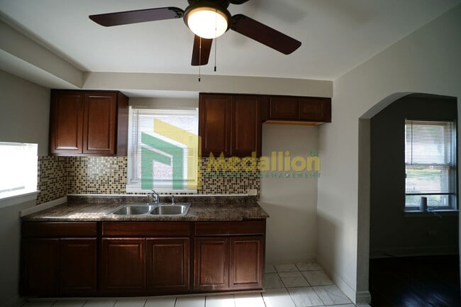 Building Photo - 10123 S Crandon Ave