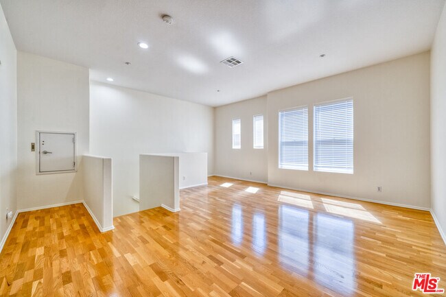 Building Photo - 1133 Jewett Dr
