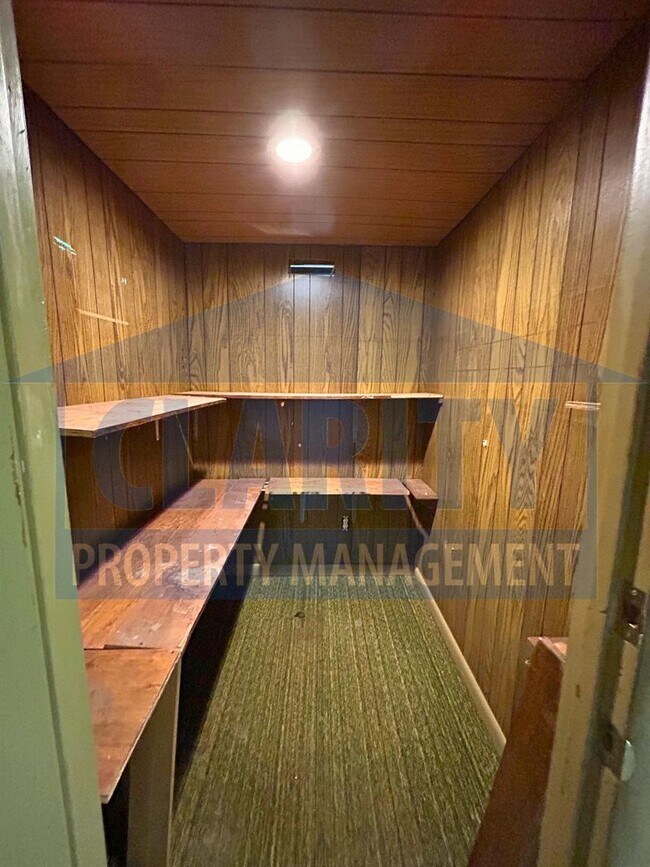 Building Photo - Three bedroom home w/ lots of storage!