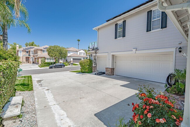 Building Photo - Expansive 5-Bedroom Home with Spa & Solar ...