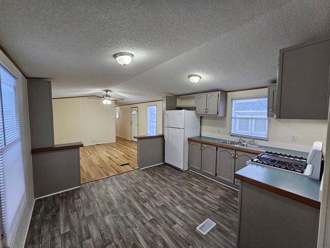 Building Photo - 5687 Lowell Rd