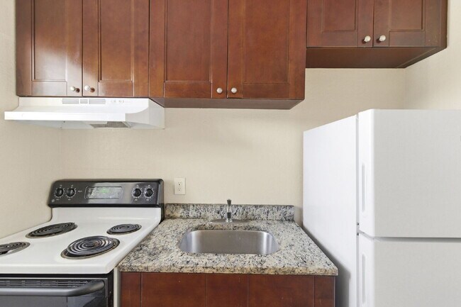 Building Photo - Updated 2-bedroom apartment in St. Petersburg offering 650 square feet of refreshed living space ...