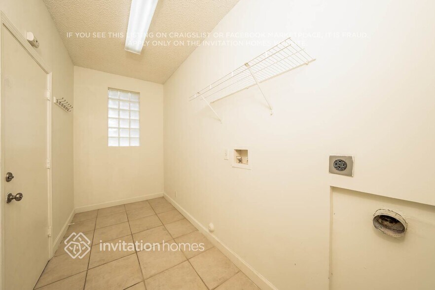 Building Photo - 9496 Lago Dr