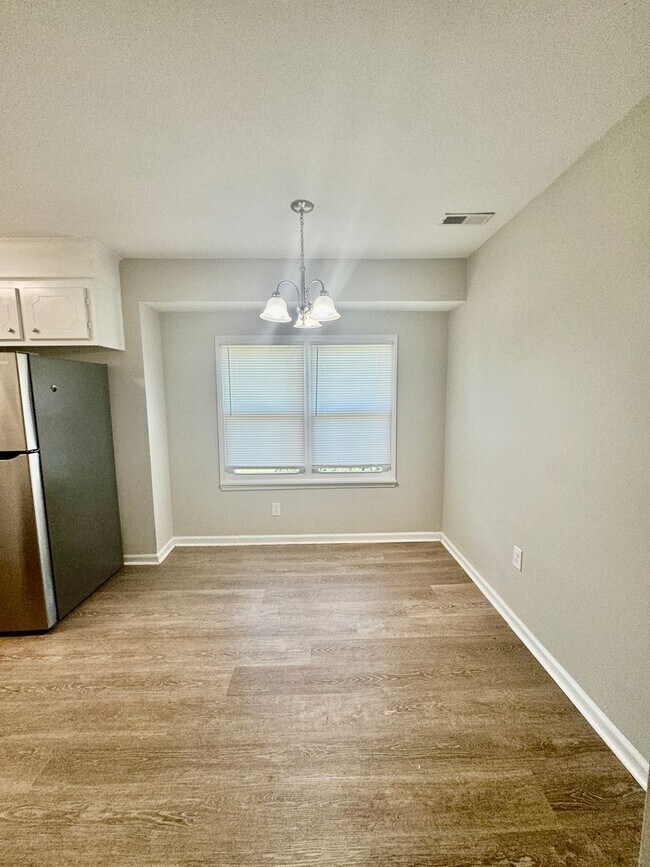 Building Photo - Charming three bedroom, two bathroom home in North Charleston!