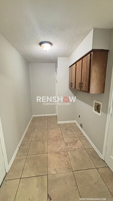 Building Photo - 4644 Benoit Dr