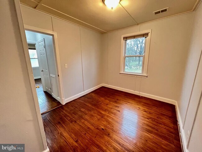 Building Photo - 3712 Lawrence Ave