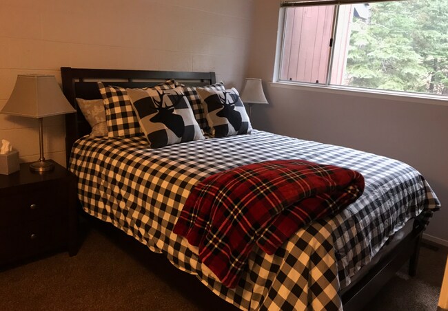 Queen bed in upstairs back bedroom overlooking the forest. Condo Not furnished, - 1410 Ski Run Blvd