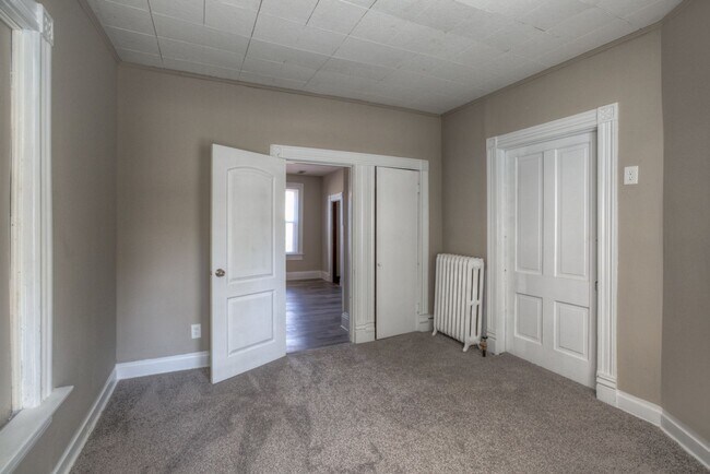 Building Photo - 5 Bedroom 2.5 Bath Midtown Home