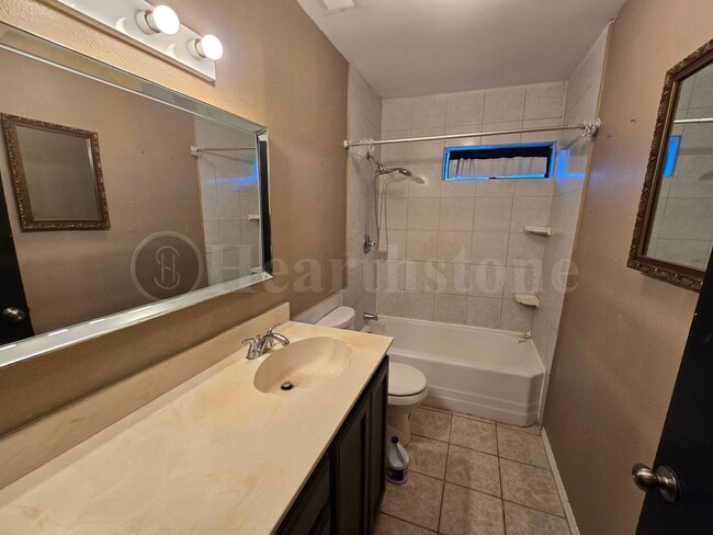 Building Photo - 1307 Gidding St