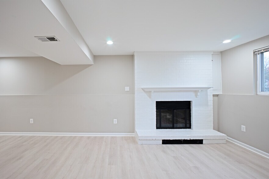 Building Photo - 9705 Locust Hill Dr