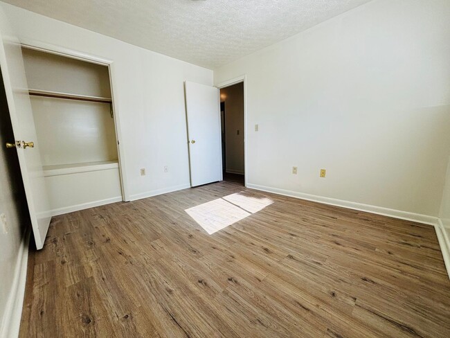 Building Photo - 3 Bedroom, 2 Bath Apartment
