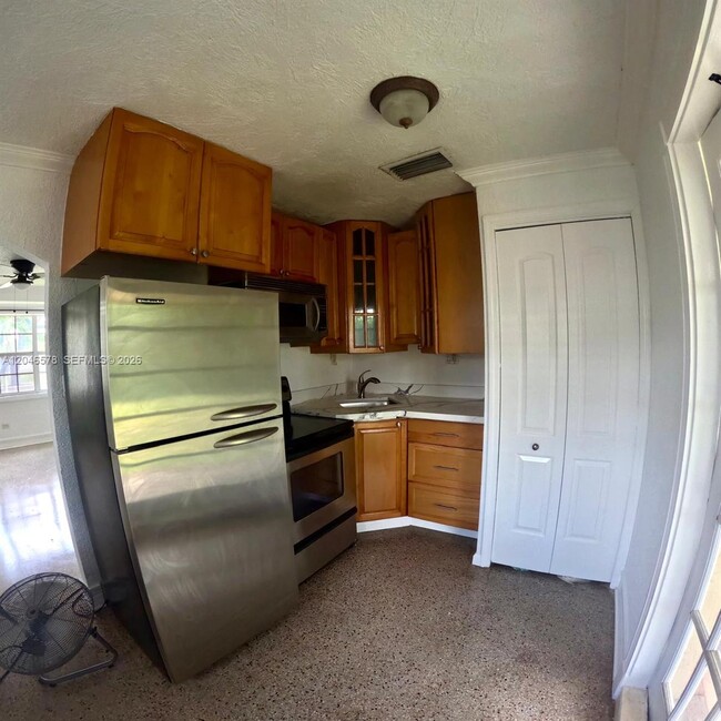 Building Photo - 5720 SW 38th Ct