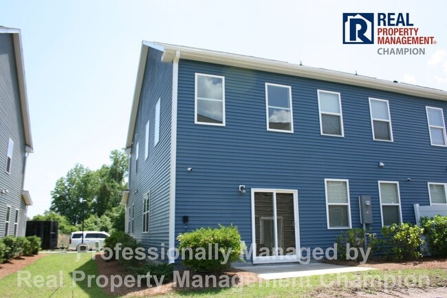 Building Photo - Beautiful and Spacious End Unit Townhouse