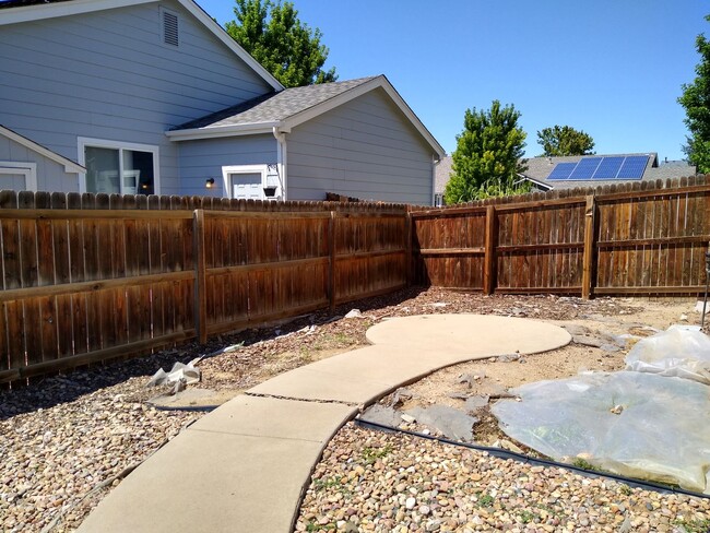 Building Photo - Gorgeous 2 Story 3 Bedroom 2.5 Baths in Da...