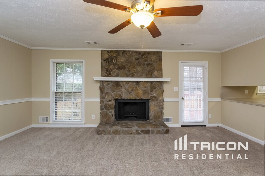 Building Photo - 2633 Green Valley Ct