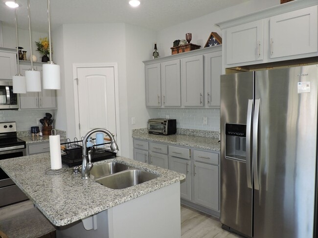 Building Photo - Easy access to interstate, shopping & Navy...