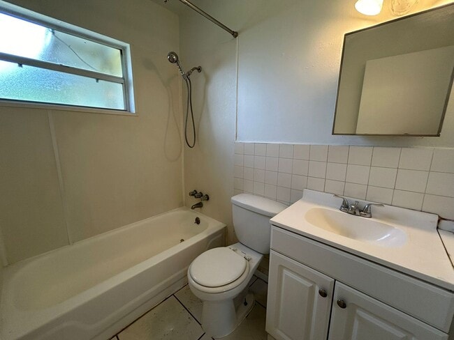 Building Photo - Cute Home in Saint Pete with a  Large Fenc...