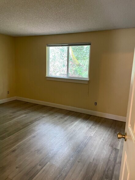 Large bedrooms - 13216 NE Salmon Creek Ave