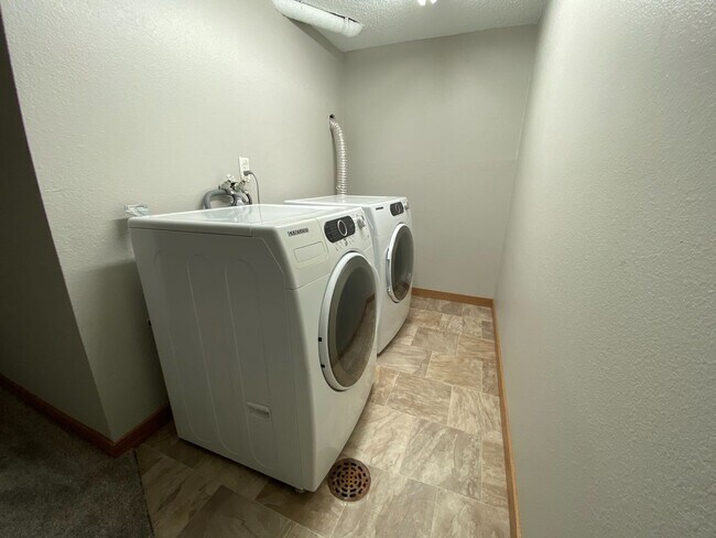 Building Photo - 4 Bedroom Townhome by Moorhead High School!