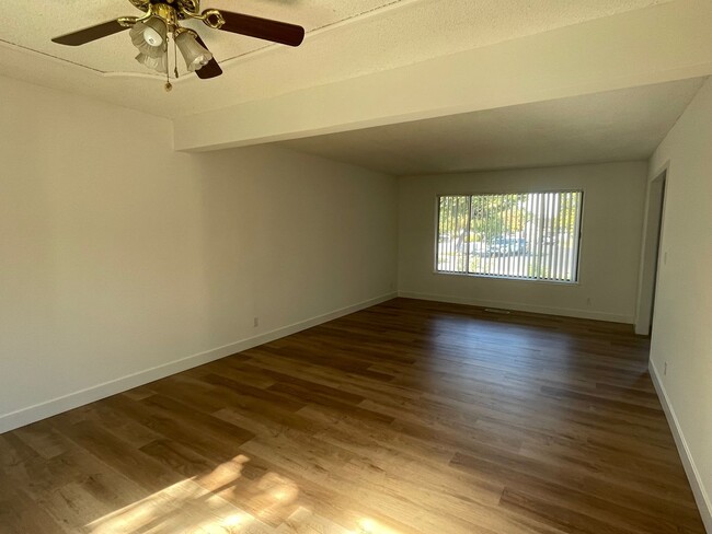 Building Photo - 5 bedroom Pet Friendly remodeled home in P...