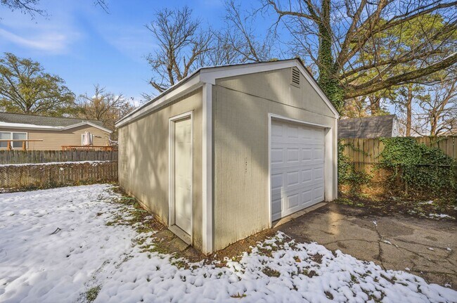 Building Photo - 723 Woodfin Rd