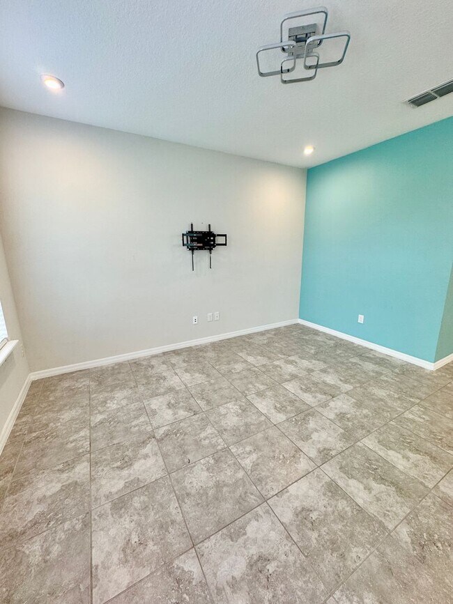 Building Photo - FOR RENT - Beautiful end unit townhouse in Clermont - Waterbrooke