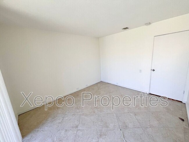 Building Photo - 2571 N Whitewater Club Dr