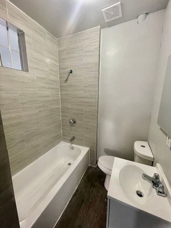 Building Photo - 2 bedroom / 1 bath with washer/dryer hook ups