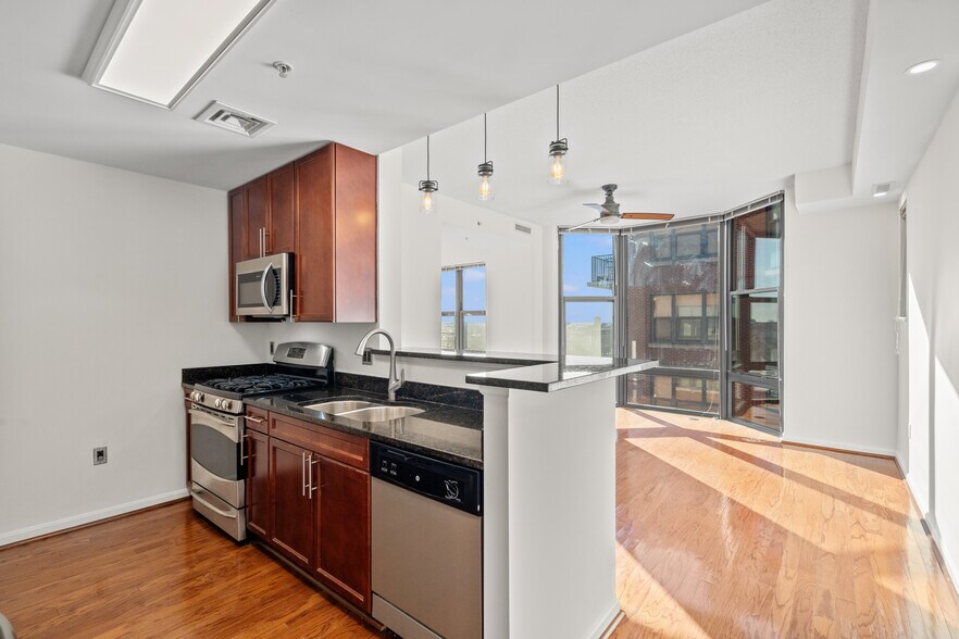Kitchen - 1390 Kenyon St NW