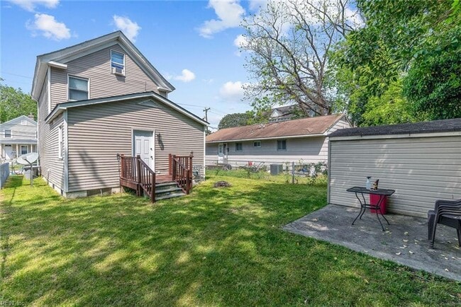 Building Photo - 3 Bedroom 1 Bath Second Floor Apartment