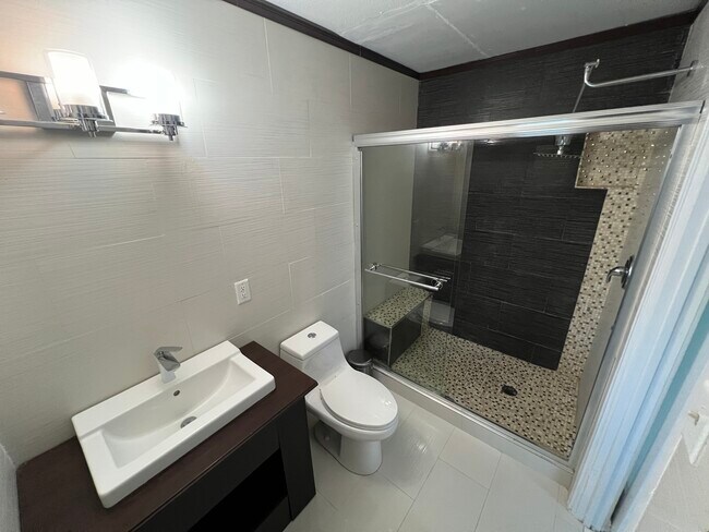 Building Photo - 215 Rancho Vista Dr