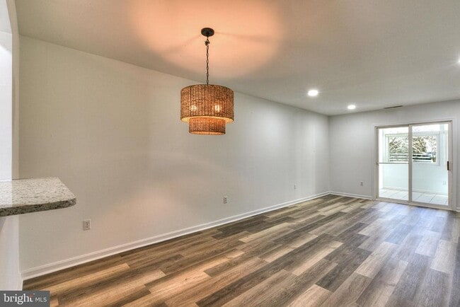 Building Photo - 141 Lakeside Dr