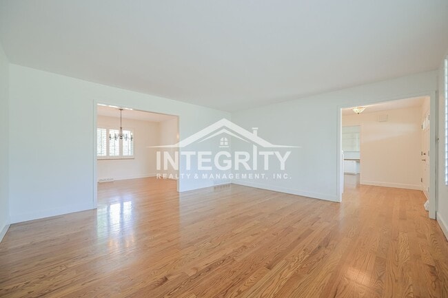 Building Photo - 5051 W Portland Dr