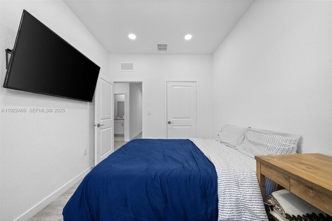 Building Photo - 757 SW 11th St