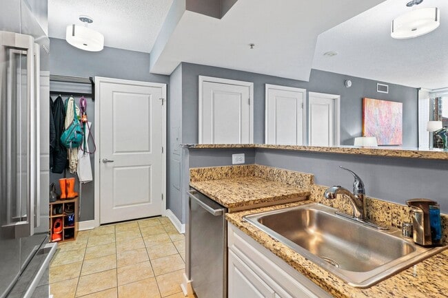 Building Photo - 2 Bedroom 2 Bath Condo Open Floor-plan, Stainless Steel Appliances, Pool, Concierge and More