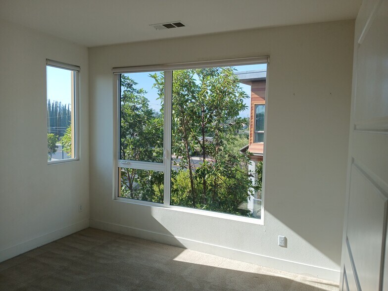 Building Photo - 135 W Live Oak Ave